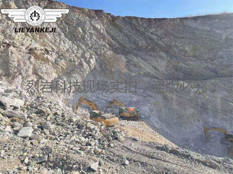 機(jī)載式液壓劈裂機(jī)在湖北應(yīng)用于礦山開(kāi)采